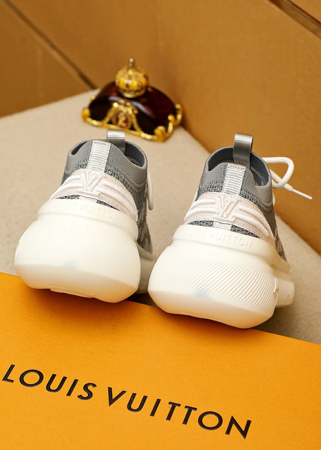 Men's men's shoes 💰480💐 Louis Vuitton Louis Vuitton 2025 new four-season lace-up series! The complex fly-knitting process for shoe uppers is now on the market. The counter has LV shape embossed stitching with original patterns, original raw materials, fabrics, and original fly-knitting! The inside is original and customized! 1:1 outsole mold opening! Foam outsole! 38-44 (45 customized)
